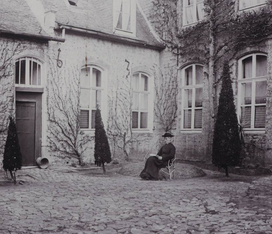 Pastorie van Perk met lezende pastoor (1900) - Heemkring Ter Ham Steenokkerzeel 
